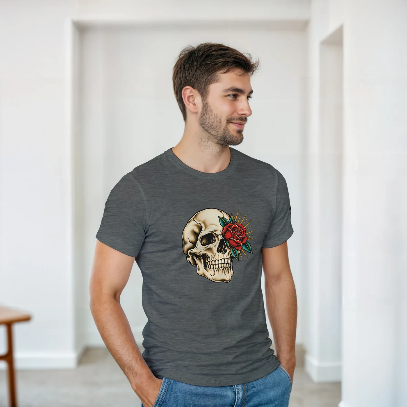 Model in grauem T-Shirt mit Totenkopf- und Rosenmotiv